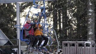 V českom lyžiarskom stredisku Přemyslov sa zasekla lanovka so 130 ľuďmi